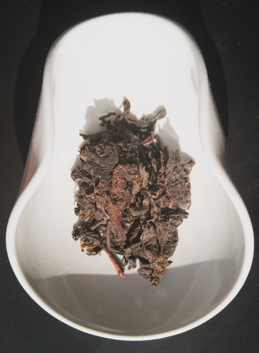 akio121's tweet photo. 本日のお茶
1988 Yuen Neun Hong Tai Chang Aged Raw Pu-erh Tea Cake #TEASIDE
#唐津紫砂茶壷 #豊増一雄
80ml4g100度 1R、21
クリーン、茶気すご、甘く透明。体ぽかぽかの満身ちゃちゃちゃ。これから茶会なのに大丈夫かというレベル。
奥の苦味がアクセントとなり、立つ感じもある。
#茶好連 極あ https://t.co/0PTU37SWxe