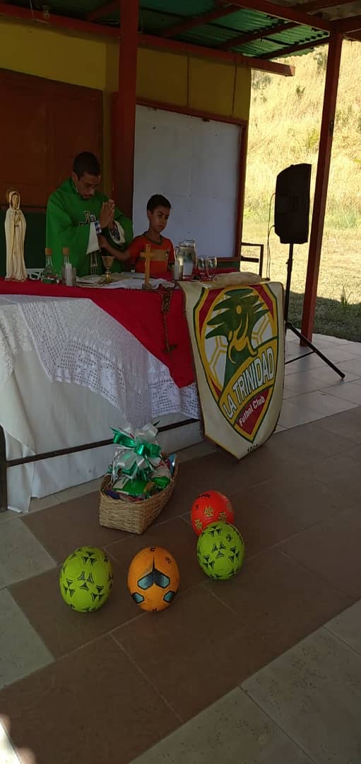 trinidad_fc's tweet photo. Hoy 07/02/2020 en nuestra cancha celebración de Eucaristía.

#VamosTrinidadFC  #eucaristia #agradecidocondios https://t.co/ThPltwY2Tc