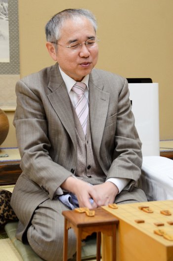 関西将棋会館 公式 Twitterissa 本日2 8は伊藤博文七段と長沼洋七段のお誕生日です おめでとうございます 伊藤七段の写真は本人提供 伊藤七段q A Qよく書く揮毫 大器晩成 奨励会で苦節10年で四段に成り年と共に強くなりたいとの事から 好きな言葉です