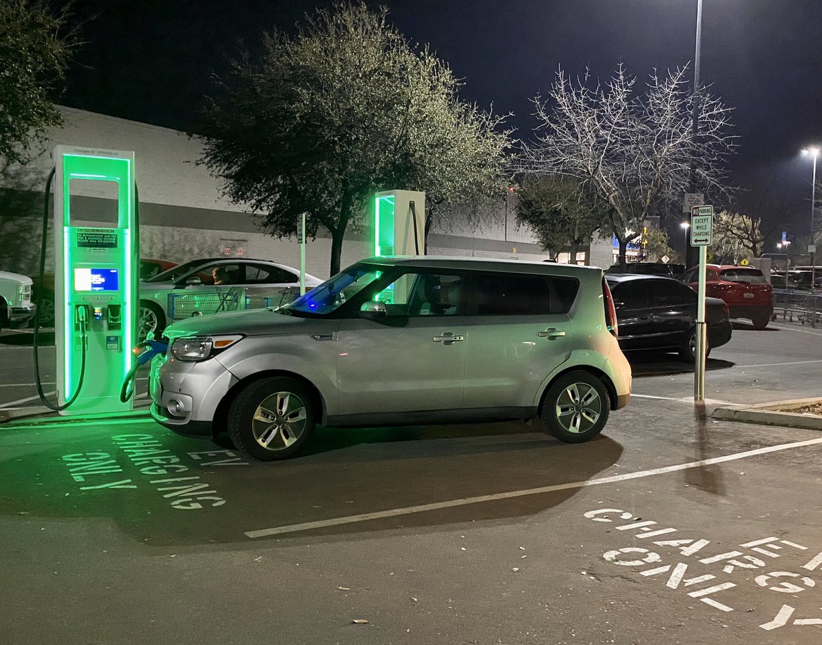 eSoulCowboy's tweet photo. Bakersfield to Selma coveting 96 miles at 4.3 miles/kWh. 

Going slow (62 mph) with the big trucks vs. 70-75 mph saved having to make an extra ~20-25 charging stop. https://t.co/SwyPWKzZfs