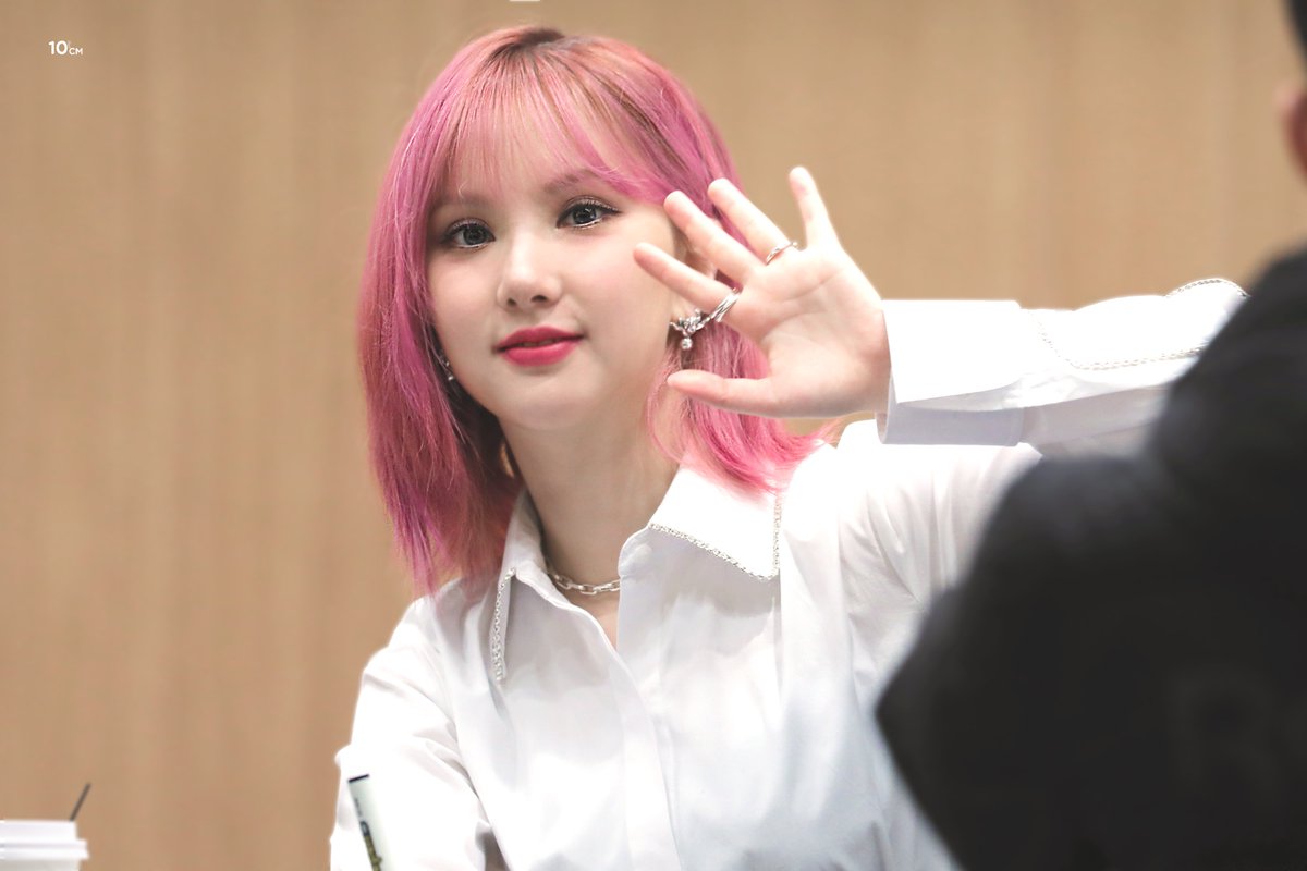 KSJJEB's tweet photo. 200207 당산 팬싸인회 🐰
dPQmek ^^
#여자친구 #은하 
#GFRIEND #EUNHA https://t.co/yOeDLp0cUL