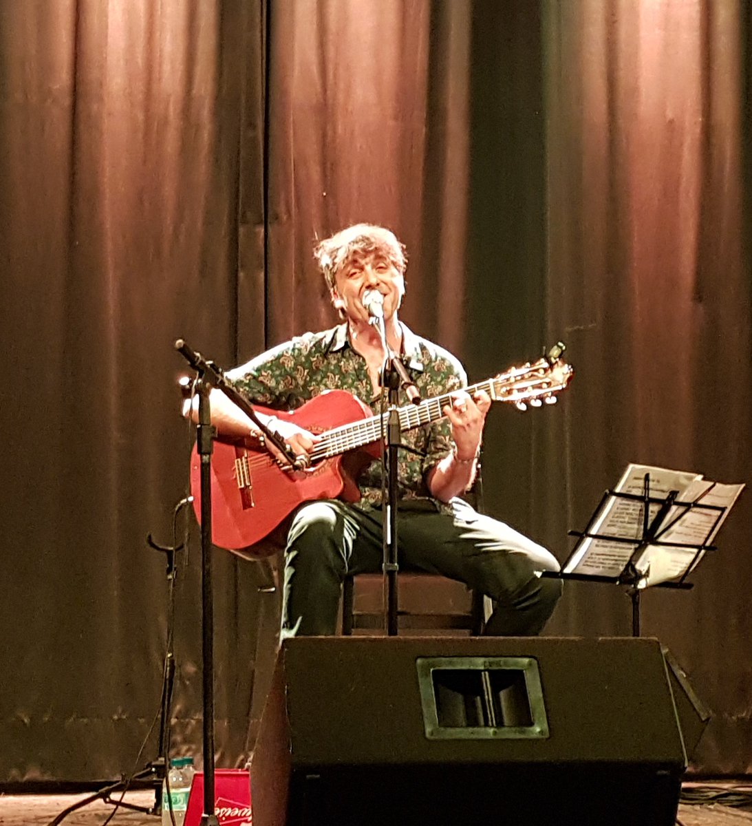 ItalyinBH's tweet photo. Tra poesia e ricerca della bellezza, a Belo Horizonte il concerto emozionante del cantautore siciliano @tonycanto1 che unisce tradizione musicale 🇮🇹 e musica 🇧🇷, con @FernandaTakai e #Affonsinho. #moltiplicatobrasil https://t.co/yVyLBj2biP