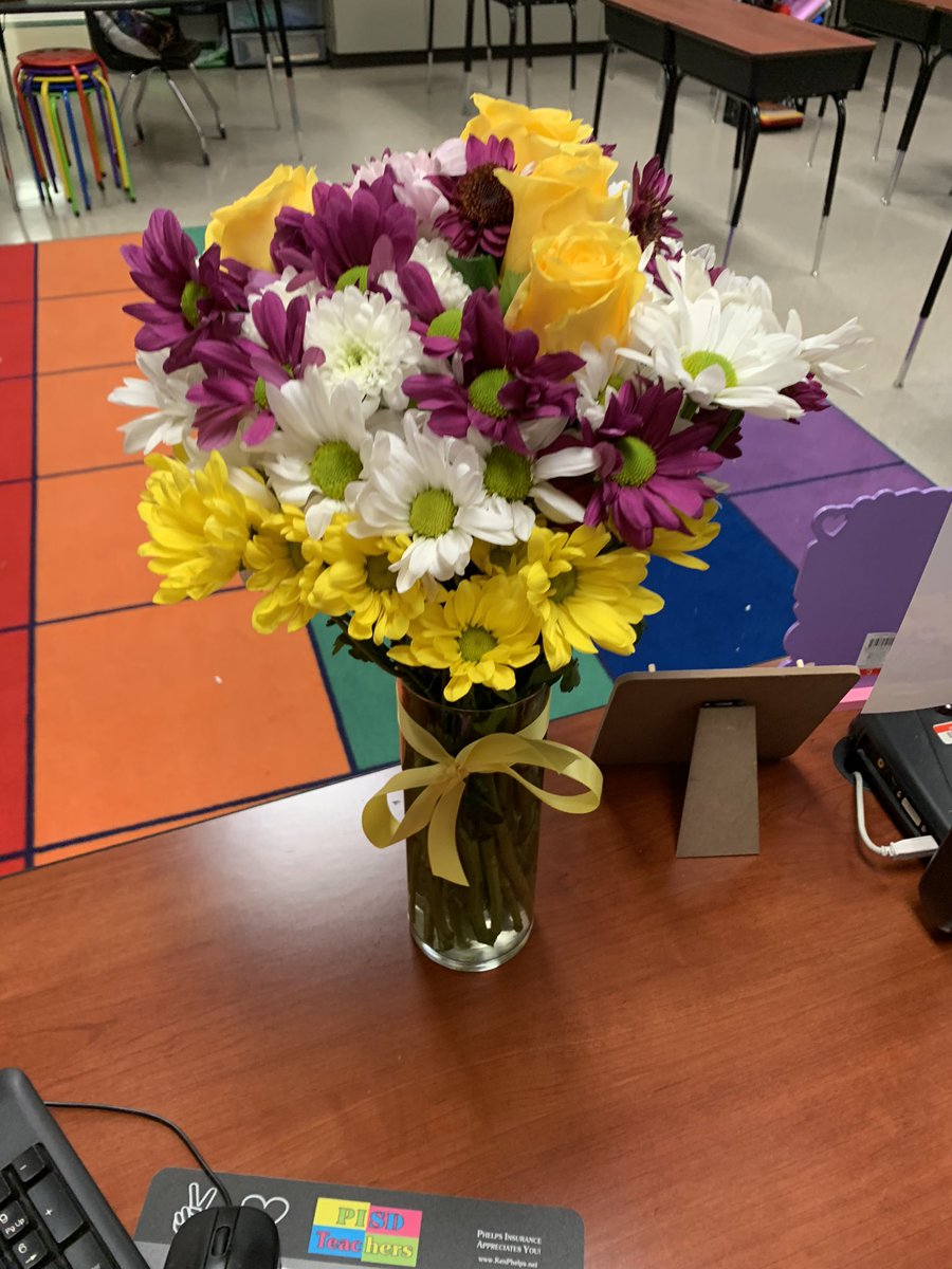 Laura19988036's tweet photo. Such an honor to of been nominated as the bilingual teacher of the year. https://t.co/3kZEL3FMPB