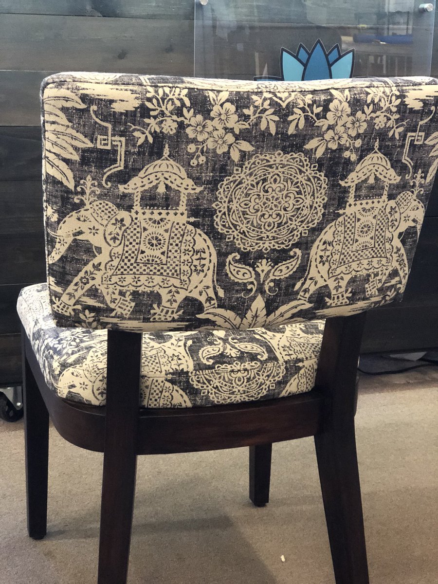KZI_AZ's tweet image. Love the pattern flow. Three patters from one piece of material to create a work of art. #kziaz #upholstery #designerchairs #aesthetic #beauty #workofart