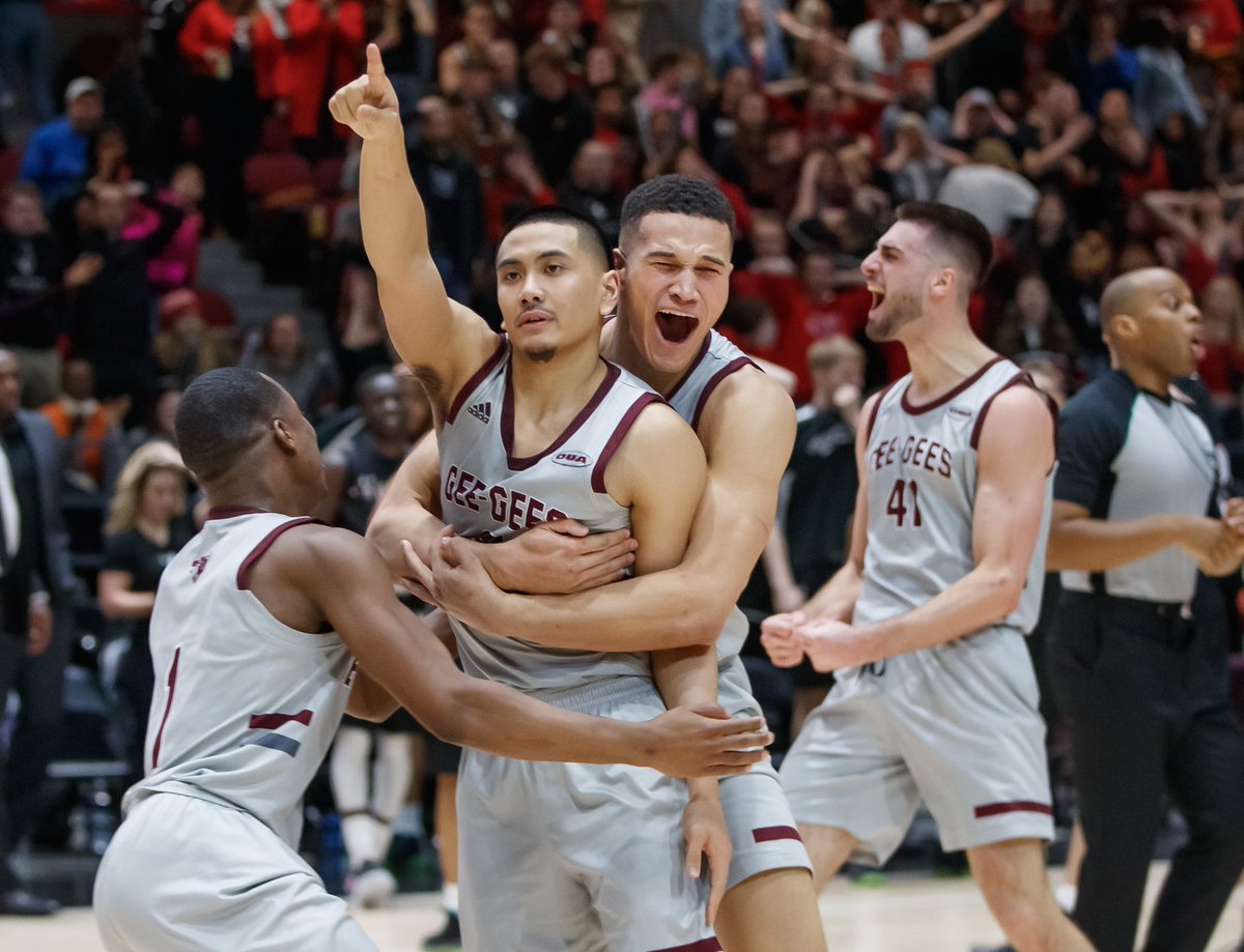 TD_Place's tweet photo. The @uOttawaGeeGees win it all with both the women’s and men’s teams taking home the trophy! 🏆🔥 https://t.co/IZ4ACVwK7C