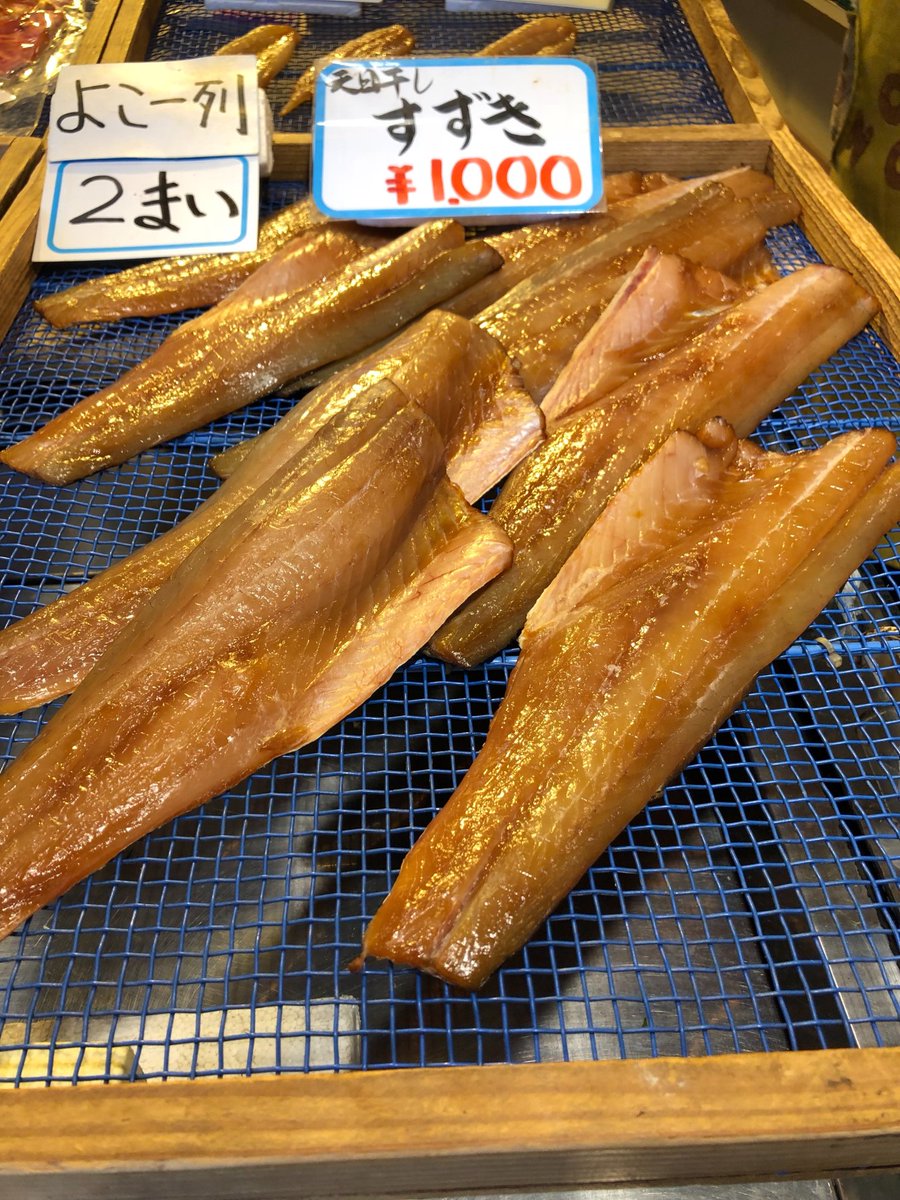 丸勘商店三代目 ヒゲの兄貴 怖いヤツ 固いヤツ 骨が細かいヤツは特に本当嫌です それだけに 太刀魚を仕込むときは特に骨のトリミングをしっかりやっております それはさておき できたてお出ししております スズキ フグできたてです 生わかめは