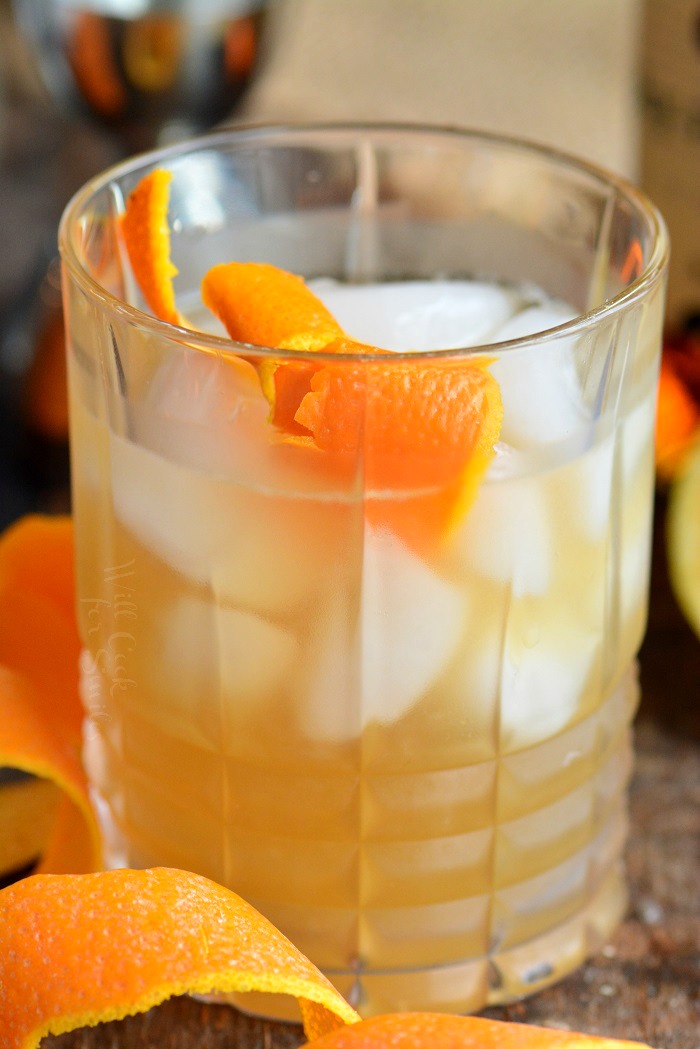 foodista's tweet photo. Whiskey Sour from @WillCook4Smiles Foodista's Drink Blog of the Day! https://t.co/C4B2o8IDqa #Foodista #DBOD #Drink #Cocktail #Whiskey #Bourbon #lemonjuice #whiskeysour #foodistagram #drinkstagram https://t.co/bTSoQ72qdl