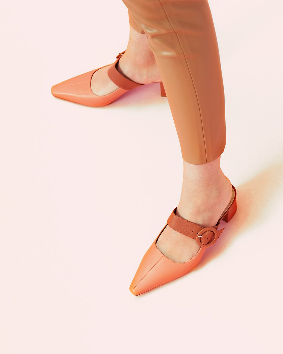 Two-tone buckled mules. Dressed up or down with pants or something more softer. View them here http://ow.ly/Qv7T50ybDmZ #pedroshoes_official