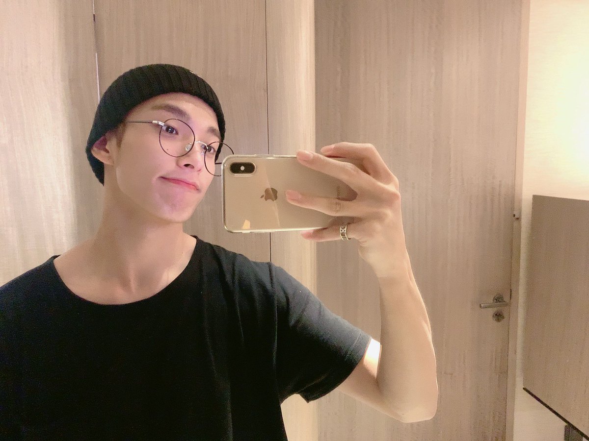 pledis_17's tweet photo. [17'S 도겸] 오늘 하루도 시작! https://t.co/gl2HVm4v3N