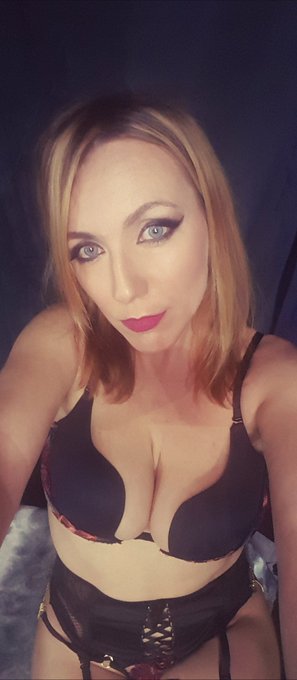 Premi&egrave;re journ&eacute;e au salon d'Arras ! Je vous donne rdv demain &agrave; 17h, bonne nuit 😊 #Arras #GoodNightEveryone<a href="/tag/goodnighteveryone"class="tags"><span>#goodnighteveryone</span></a><a href="/tag/arras"class="tags"><span>#arras</span></a>