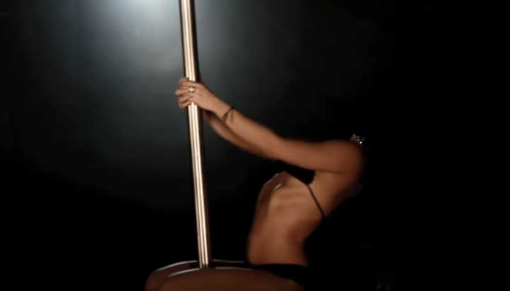 undr6's tweet photo. @shakira #HeadlessChallenge me gusta solo tu cuerpo. te convertí en una sexy androide sin cabeza https://t.co/oRqBkh0qBb