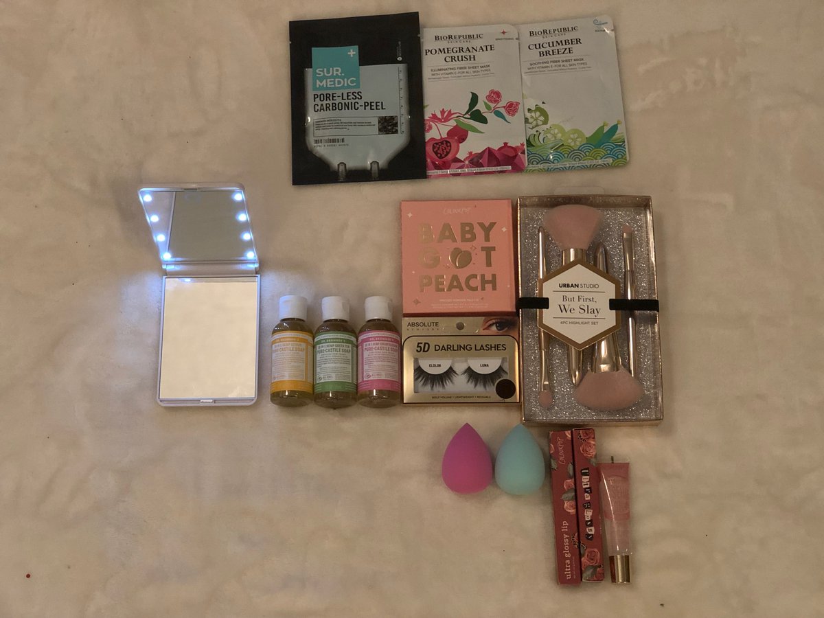 TheGivingBoxCo's tweet image. The Giving Box Co doesn't specialize in body sculpting but we definitely have what you need to keep those lips glistening and your eye lashes big blinking. Check us out at TheGivingBoxCo.net