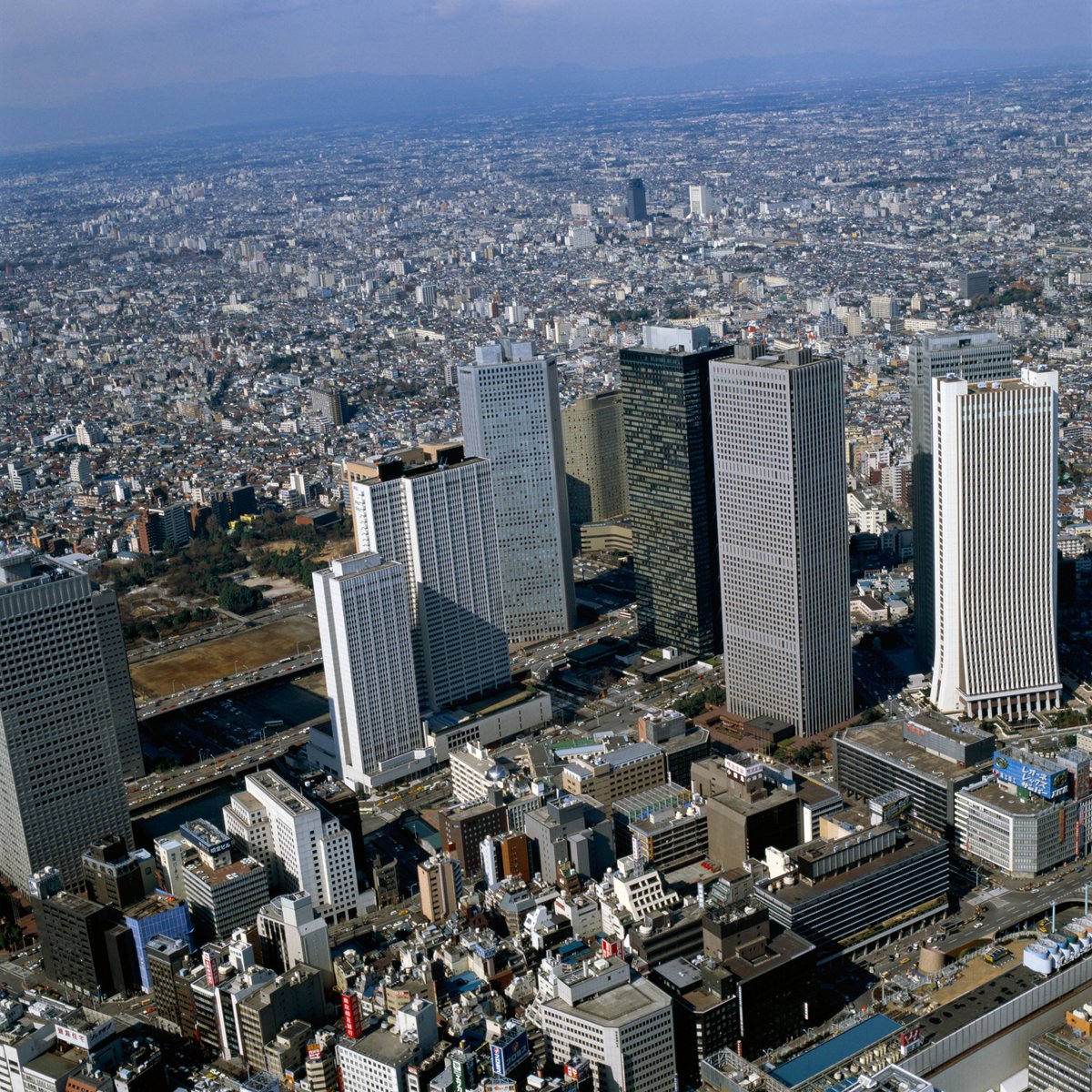 東京都庁広報課 35年前の 今日の東京 1985年 昭和60年 2月8日 新宿の高層ビル群の空撮です この頃は 都庁舎はまだ有楽町にあり 現在の都庁の場所は空地 議会棟の場所は駐車場として利用されていたようです 今日の都庁 昭和の風景 空撮 新宿 東京都庁広報課 35年前の 今日の東京 1985年 昭和60年 2月8日 新宿の高層ビル群の空撮です この頃は 都庁舎はまだ有楽町にあり 現在の都庁の場所は空地 議会棟の場所は駐車場として利用されていたようです 今日の都庁 昭和の風景 空撮 新宿