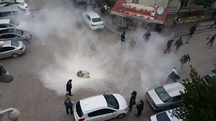Günaydın. Bazı gazetelerde göremeyebilirsiniz ama dün;
-Hatay’da bir adam “çocuklarım aç” diyerek kendini yaktı
-Ankara’da #ŞeymaYıldız babası tarafından öldürüldü, yol kenarına atıldı
- Uçak kazasından sonra “Artık bir duralım” diyen pilot işten çıkarıldı
Esen kalın tabii, evet