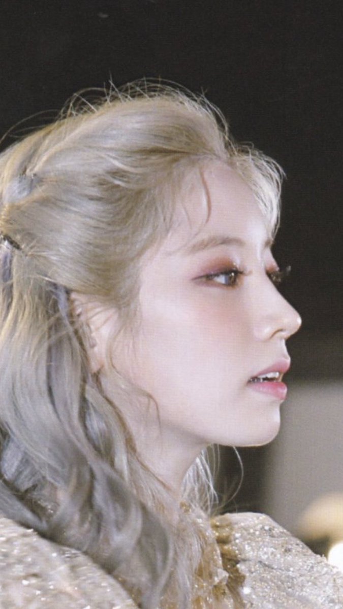 chocopiedahyun's tweet photo. she looks like a vampire 😳 https://t.co/KR4PI4W91w
