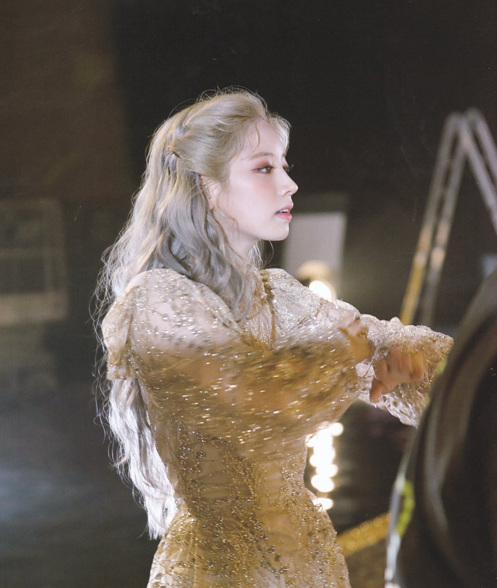 chocopiedahyun's tweet photo. she looks like a vampire 😳 https://t.co/KR4PI4W91w