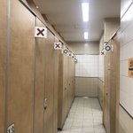 『簡易的だけど画期的』なトイレ/トイレが空いているのか、誰か入っているのかはっきり分かる。