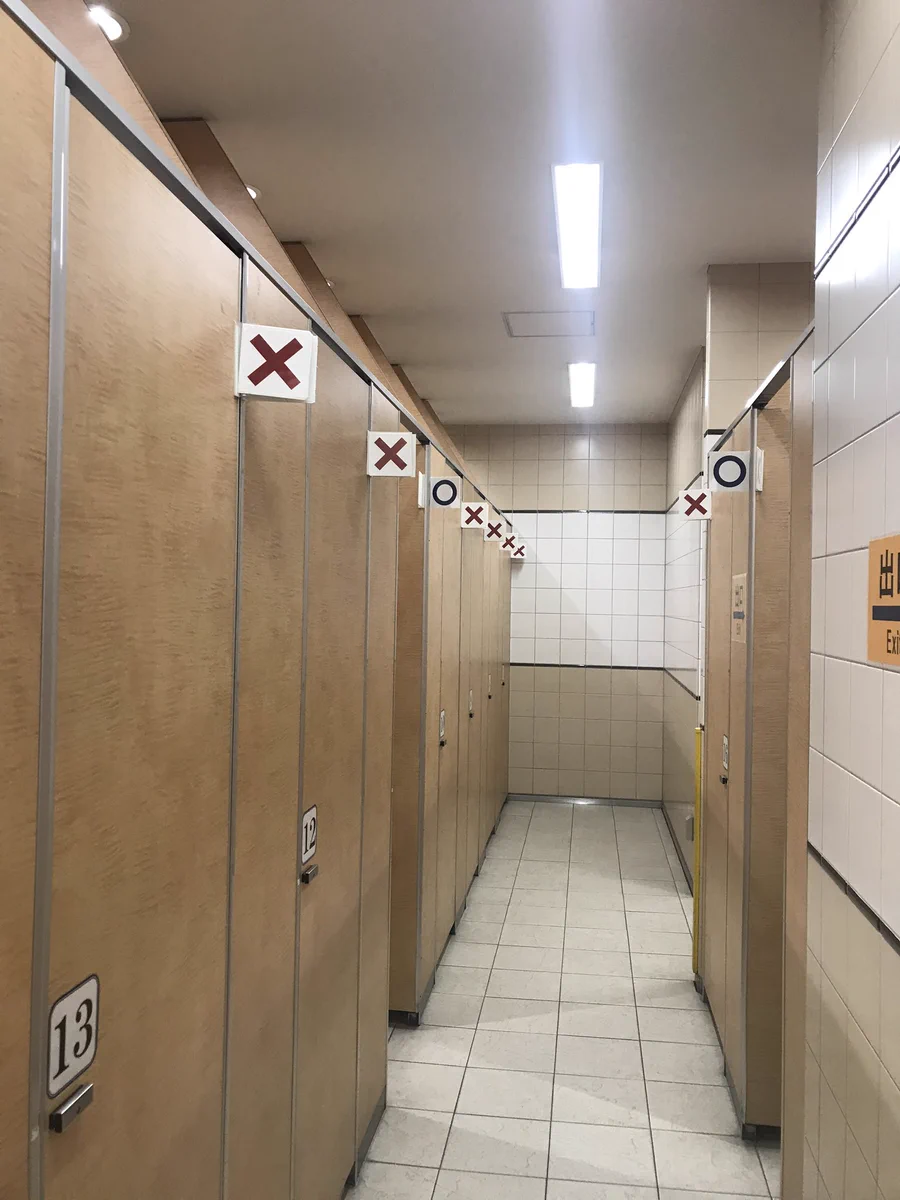 『簡易的だけど画期的』なトイレ/トイレが空いているのか、誰か入っているのかはっきり分かる。