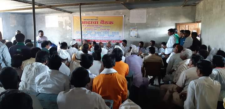 वडवणी तालुका आढावा बैठकीत प्रत्येक गावातील आढावा ग्रामसेवक,तलाठी, यांच्या मार्फत घेण्यात आला. 
गावातील अनेक समस्यावर चर्चा झाली. रस्ते, पाणी, शाळा, आरोग्य,लाईट आदी प्रश्न मार्गी लावण्यासाठी योग्य त्या सुचना करण्यात आल्या