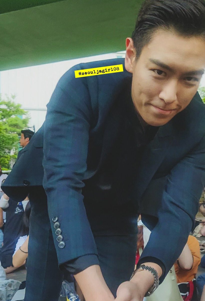 IBGRGNvip's tweet photo. ผมไม่สามารถรักใครได้หรอกนะ ถ้าไม่ใช่คุณ เมื่อผมเดินไปเรื่อยอย่างไร้สติ
คุณก็กลายเป็นแสงสว่างอันสดใสให้กับผมผมรู้สึกสั่นไหวกับเส้นทางดอกไม้
ผมยืนขึ้นมาได้อีกครั้งเพราะว่ามีคุณอยู่ที่แห่งนั้น
//เราอยู่ตรงนี้เสมอ ❤️
 #BIGBANG #flowerload #TOPYouAreLoved https://t.co/FRBZ7uUDXu