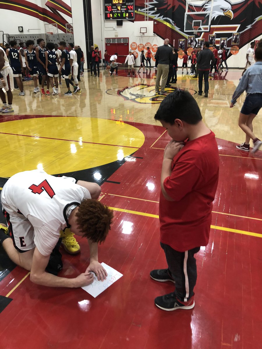 MrsGEtiwanda's tweet photo. Owen was SO excited to meet Brantley tonight and get his autograph #Idol #TeacherKidPerks #EaglePride @EtiwandaB https://t.co/HN1k7TmVHX