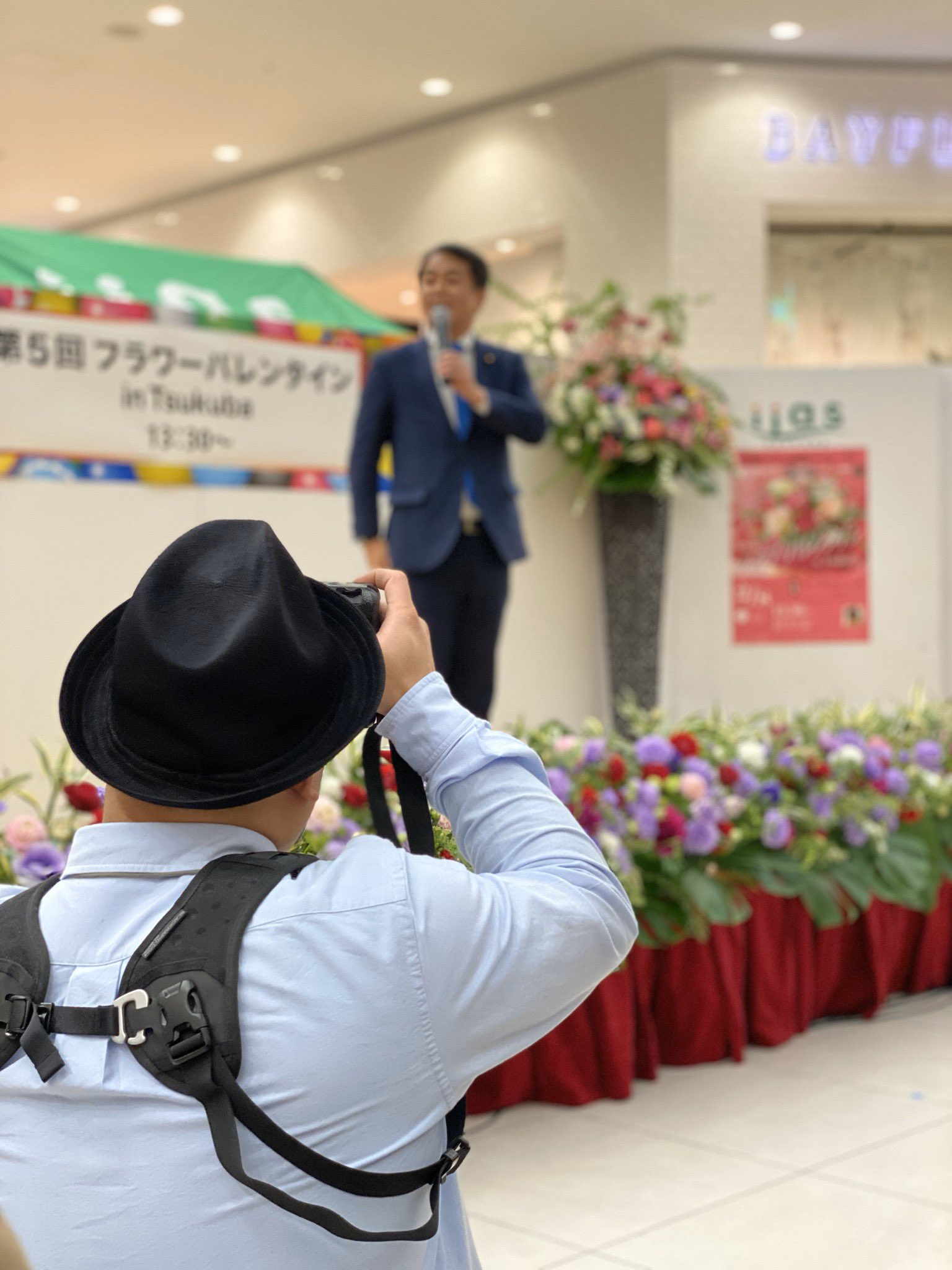 てくてく さちき ᴥ Rumka ルンカ イーアスでフラワーバレンタイン開催中 国会議員の青山やまと先生がお見えになって 奥様への公開プロポーズしたエピソードを話しています 今から お花屋さんが目の前でアレンジを制作 会場花は最後にバラして てくてく さちき ᴥ Rumka ルンカ イーアスでフラワーバレンタイン開催中 国会議員の青山やまと先生がお見えになって 奥様への公開プロポーズしたエピソードを話しています 今から お花屋さんが目の前でアレンジを制作 会場花は最後にバラして