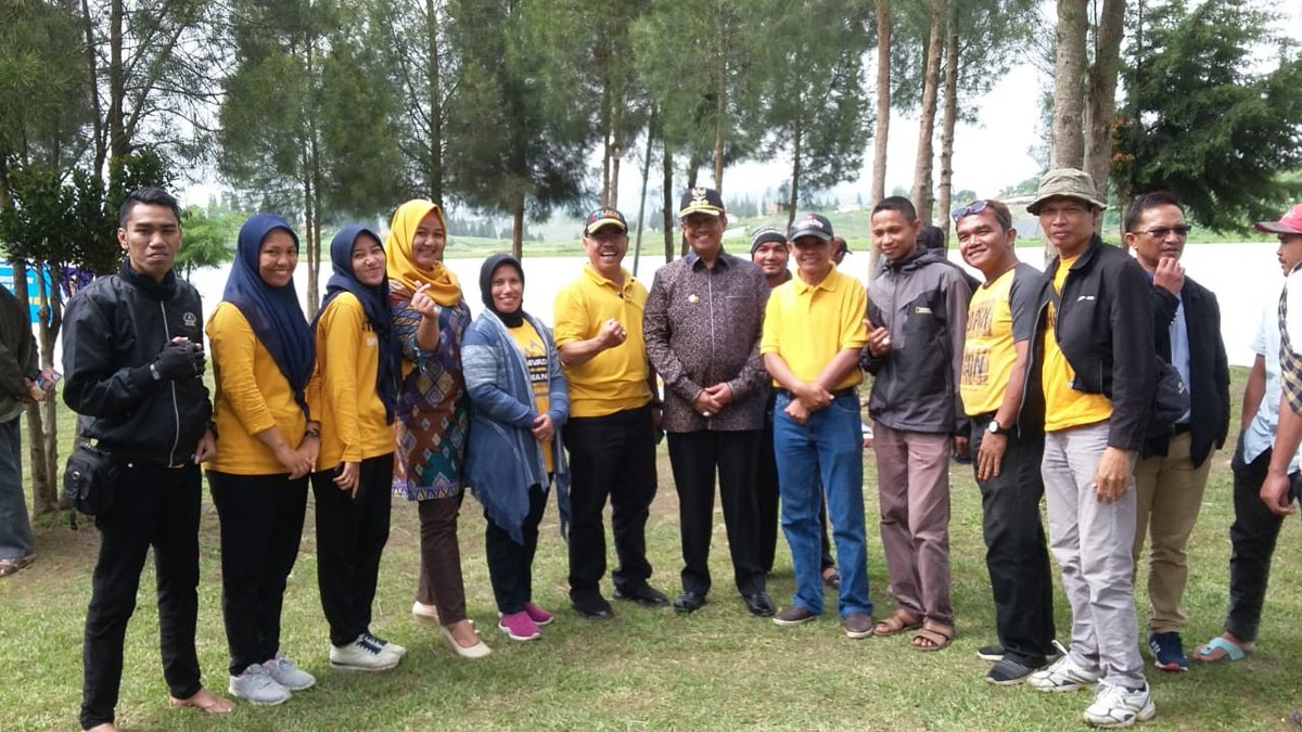 Pemkab Solok dan masyarakat berkomitmen dalam pelestarian perairan umum. Salah satunya melaui tebar benih ikan Nilem dikawasan Danau Diatas dan Danau Singkarak. <a href="/kkpgoid/">KKP RI</a> @Edhy_Prabowo @RisetdanSDMKP @BPBAT_JAMBI