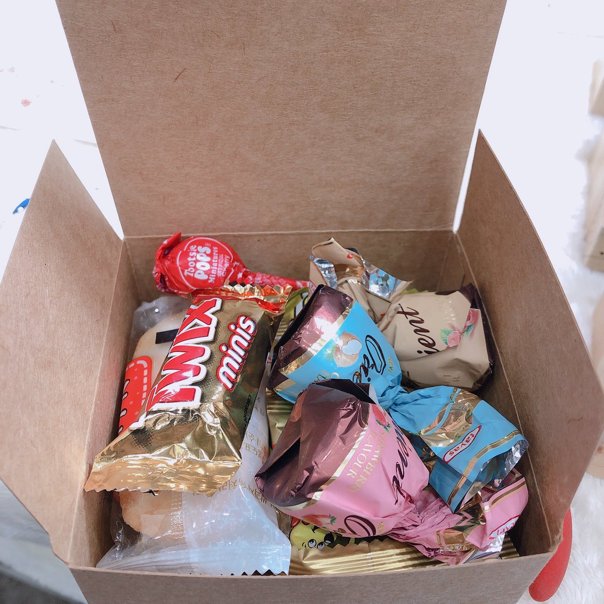 으헝 난생 처음 고객님께 받아본 간식선물 ㅠㅠㅠ 너무 감사드립니당 ㅠㅠㅠㅠㅠㅠㅠㅠㅜ와구와구 먹구 힘내겠습니당 ❤️