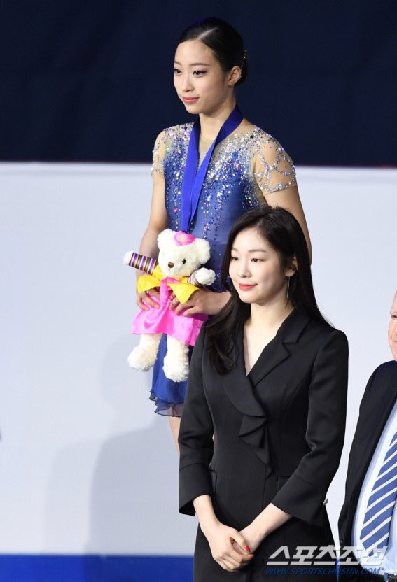아 이 사진 너무 좋다 김연아 키즈 중 한 명인, 연느가 평소에도 애정하는 선수인 유영 선수가. 연느님 이후로 11년 만에 4대륙 피겨스케이팅선수권대회에서 입상. 그리고 시상자는 연느님.