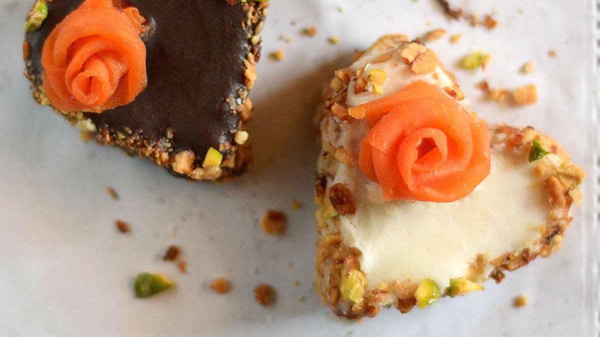 Treat your sweetie to adorable mini, heart-shaped RAW CARROT CAKES this Valentine's Day. 😉🧡🥕
#recipe👉 bit.ly/38aTT3Q
#vegan #ValentinesDayGifts #healthy_food #vegano #plantbased #sugarfree #foodphotography #Tenerife #food #desserts #dessert #ValentinesDay2020 #cake