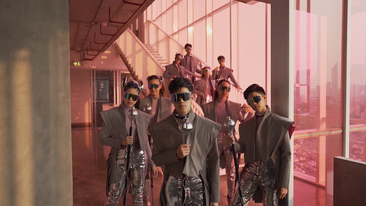 VogueThailand's tweet photo. เปิดตัวลุคแห่งอนาคตลุคที่ 2 ในช่วงเย็นของ จุฬาฯคทากร12 ผลงานของดีไซเนอร์ “ประภากาศ อังศุสิงห์” แห่ง HOOK’s ตอกย้ำแนวคิดการเปลี่ยนแปลงโลกเพื่ออนาคต ความพิเศษของชุดนี้คือวัสดุของชุดที่สามารถเรืองแสงได้ในความมืด รอดูไฮไลต์กันได้เลยที่โว้ก! #VoguexCK12 #VogueSpecial #CUTUBALL74 https://t.co/cC0TUZSE8F