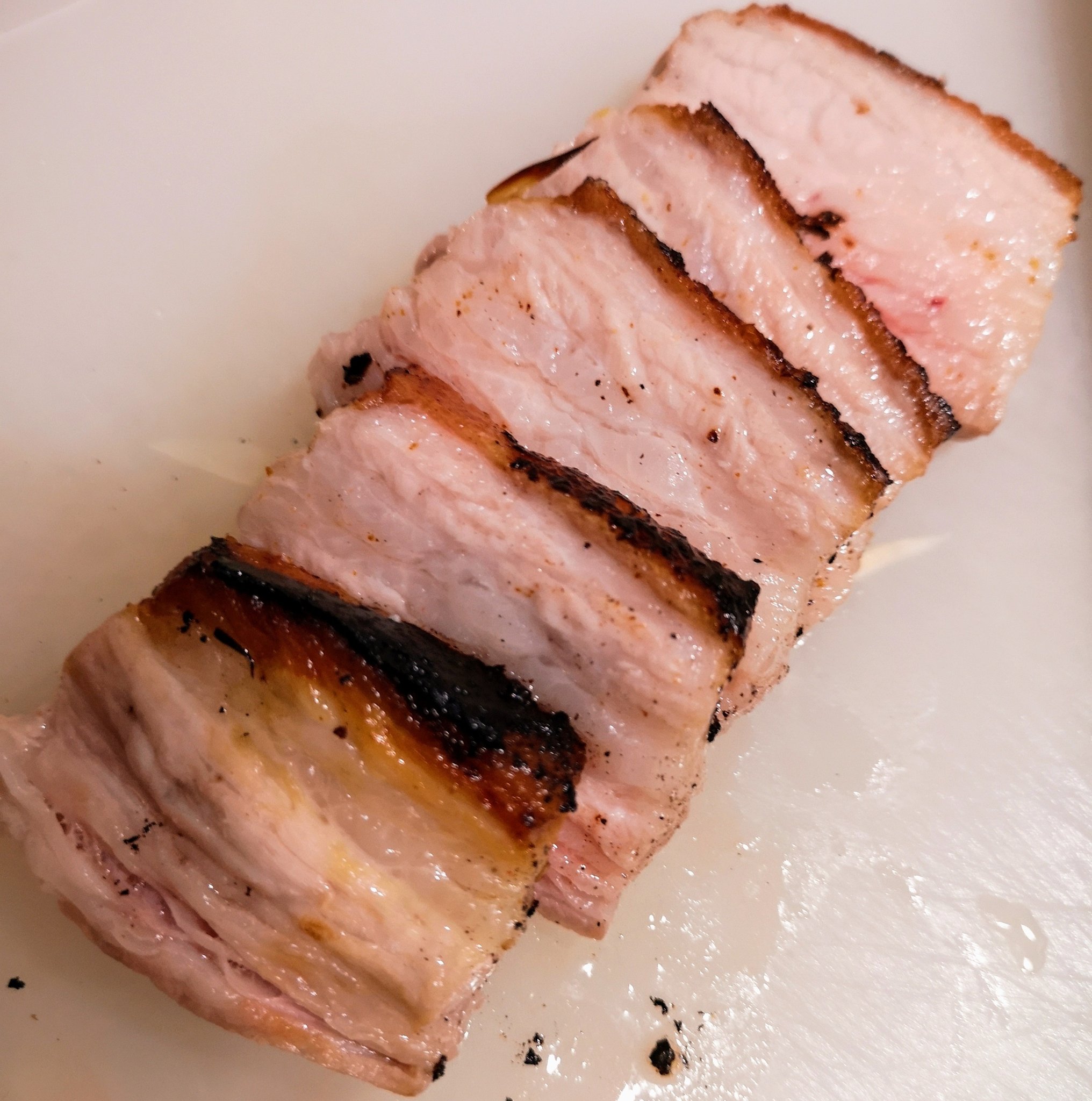 Philoverbum 初グリルパンの初魚焼きグリルで初ローストポーク 豚バラ 肉の厚みで蓋が閉まらず Amp グリルに収まらずで焦りましたが何とか完成して一安心 結局蓋が浮いた状態で網を外して焼いた 中火分 余熱10分くらい ローストポーク