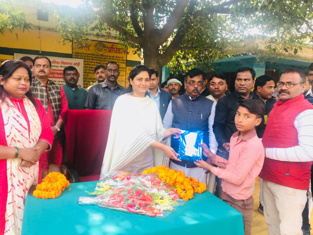 AnupriyaSPatel's tweet photo. बच्चे ही देश का भविष्य है। आज प्राथमिक विद्यालय, ओड़ी, जमालपुर मिर्ज़ापुर में प्रतिभावान छात्र व छात्राओं को सम्मानित कर उनका उत्साह वर्धन करते हुए। https://t.co/MeJcUzV9am