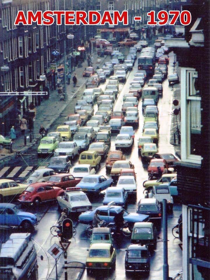 GRAB_Roma's tweet photo. #Amsterdam nel 1970 e nel 1980. Gli olandesi non avevano i pedali nel DNA e parcheggiavano in doppia fila.
Le bici hanno preso il posto delle auto perché sindaco e amministratori locali hanno deciso di togliere spazio alle macchine per darlo alle persone.
@virginiaraggi https://t.co/pvFlSUHUDk