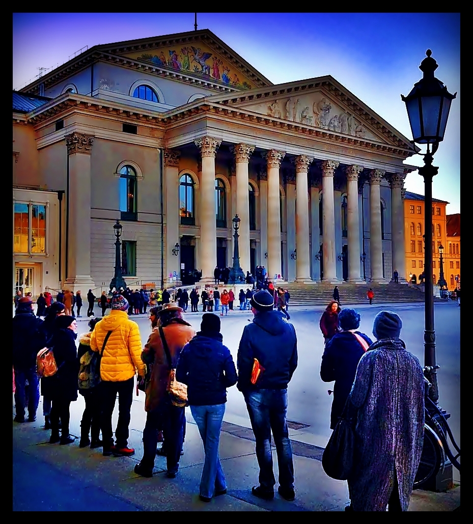 CITYGUIDEMUNICH's tweet photo. + #Kostümverkauf  +
@bay_staatsoper Der Kostümverkauf hat begonnen! Noch bis 14 Uhr könnt Ihr heute bei #BayrischeStaatsoper Kostüme, Masken, Stoffe und mehr aus der #Theaterwelt shoppen. Lange Schlangen! 🛍#NixWieHin
#Kostümverkauf #Fasching #Theater #München
#CITYGUIDEMUNICH https://t.co/0msCZsFomC