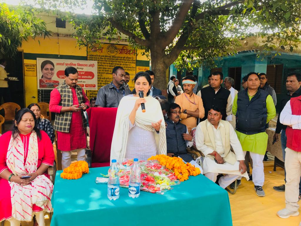ApnaDalOfficial's tweet photo. बच्चे ही देश का भविष्य है। आज प्राथमिक विद्य���लय, ओड़ी, जमालपुर मिर्ज़ापुर में प्रतिभावान छात्र व छात्राओं को सम्मानित कर उनका उत्साह वर्धन करने पहुँची माननीया राष्ट्रीय अध्यक्ष श्रीमती @AnupriyaSPatel जी। स्थानीय ग्रामवासियों ने फूलमाला से स्वागत किया । https://t.co/bvaJR72Qyi