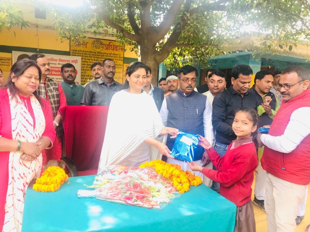 ApnaDalOfficial's tweet photo. बच्चे ही देश का भविष्य है। आज प्राथमिक विद्य���लय, ओड़ी, जमालपुर मिर्ज़ापुर में प्रतिभावान छात्र व छात्राओं को सम्मानित कर उनका उत्साह वर्धन करने पहुँची माननीया राष्ट्रीय अध्यक्ष श्रीमती @AnupriyaSPatel जी। स्थानीय ग्रामवासियों ने फूलमाला से स्वागत किया । https://t.co/bvaJR72Qyi