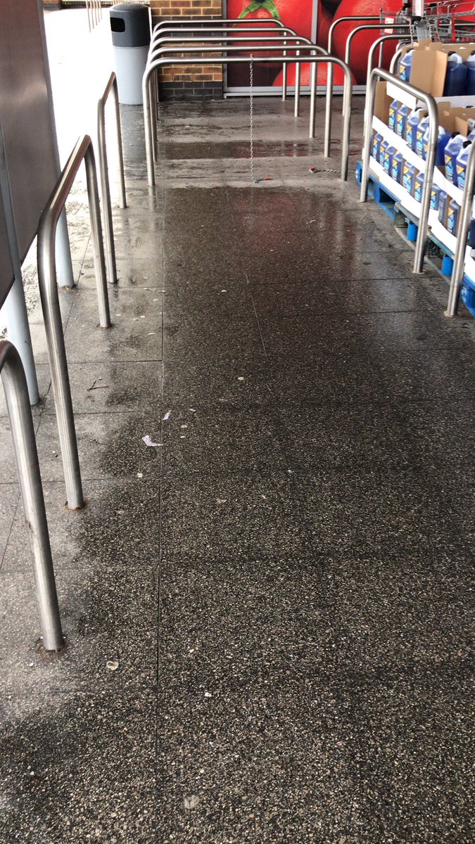BakingFearn's tweet photo. @AldiUK I’m back again this week to do my shopping and still no trolleys at Yiewsley. https://t.co/sLgoA9GkUE