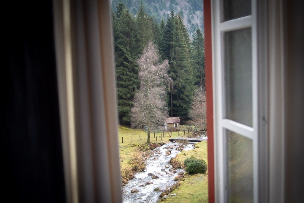 J'adore m'endormir avec le bruit de la rivière... et puis cette vue depuis la fenêtre de ma chambre. 😍 Je suis complètement Vosges! #massifdesvosges