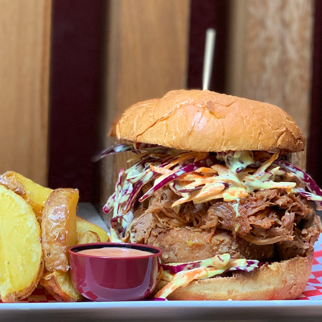 Mr. Pig 🍔 en sábado siempre es buena opción 🔝
lacasatomada.es
#madrid #food #foodie #burger #beer #fries #pulledpork