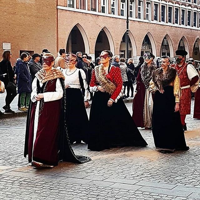 Dame, cavalieri, duchi, armati, saltimbanchi e molto altro al Carnevale degli Este dal 20 al 23 febbraio.
Grazie a @giuliatioz per questo scatto.
.
.
.

#CarnevaledegliEste #carnevalerinascimentale #paliodiferrara #comunediferrara #visitferrara #myferrar… ift.tt/37dLcnT