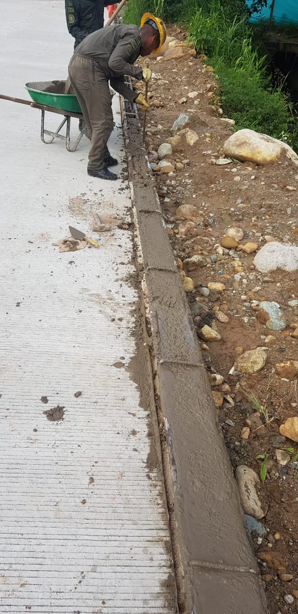 Ingenieros_EJC's tweet photo. @Ingenieros_EJC #BRCON continúan con avances proyecto de mejoramiento de la malla vial en el barrio Pablo Sexto Alto, #Mocoa #Putumayo, beneficiando a más de 25.000 personas, trabajo realizado por Batallón de Construcciones n°53 Coronel “Manuel María Paz Delgado” @COL_EJERCITO. https://t.co/QWSPMUApIE