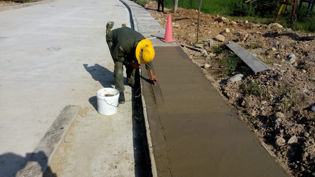 Ingenieros_EJC's tweet photo. @Ingenieros_EJC #BRCON continúan con avances proyecto de mejoramiento de la malla vial en el barrio Pablo Sexto Alto, #Mocoa #Putumayo, beneficiando a más de 25.000 personas, trabajo realizado por Batallón de Construcciones n°53 Coronel “Manuel María Paz Delgado” @COL_EJERCITO. https://t.co/QWSPMUApIE