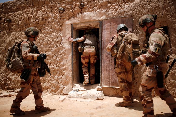 ReutersAfrica's tweet photo. French soldiers killed more than 30 Islamist militants in Mali in three separate operations on Thursday and Friday targeting al Qaeda and Islamic State-linked groups, France’s armed forces said. https://t.co/4up41PivpK https://t.co/IlNsV2upg0