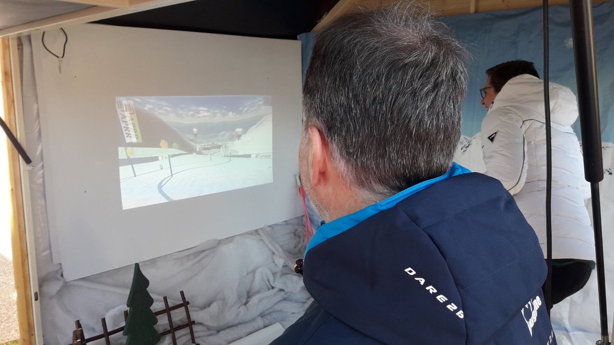 LassagneSandra's tweet photo. En direct du village Extraordin'aire de l'aire du Jura (A39). Pour vous mettre en piste venez vous entraîner sur le   simulateur de ski pour être prêt à dévaler les pistes dès votre arrivée  à la montagne ! Animation offerte par notre partenaire ENI. #APRR #Voyageaprr #ski https://t.co/0xsx5zbuKM