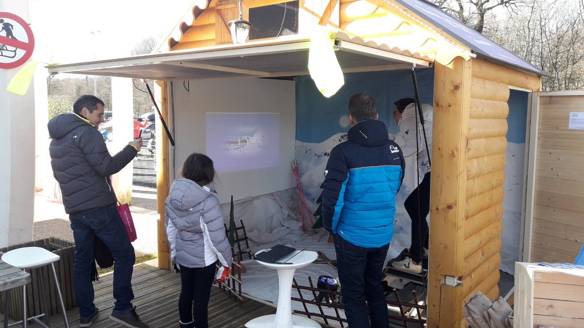 LassagneSandra's tweet photo. En direct du village Extraordin'aire de l'aire du Jura (A39). Pour vous mettre en piste venez vous entraîner sur le   simulateur de ski pour être prêt à dévaler les pistes dès votre arrivée  à la montagne ! Animation offerte par notre partenaire ENI. #APRR #Voyageaprr #ski https://t.co/0xsx5zbuKM