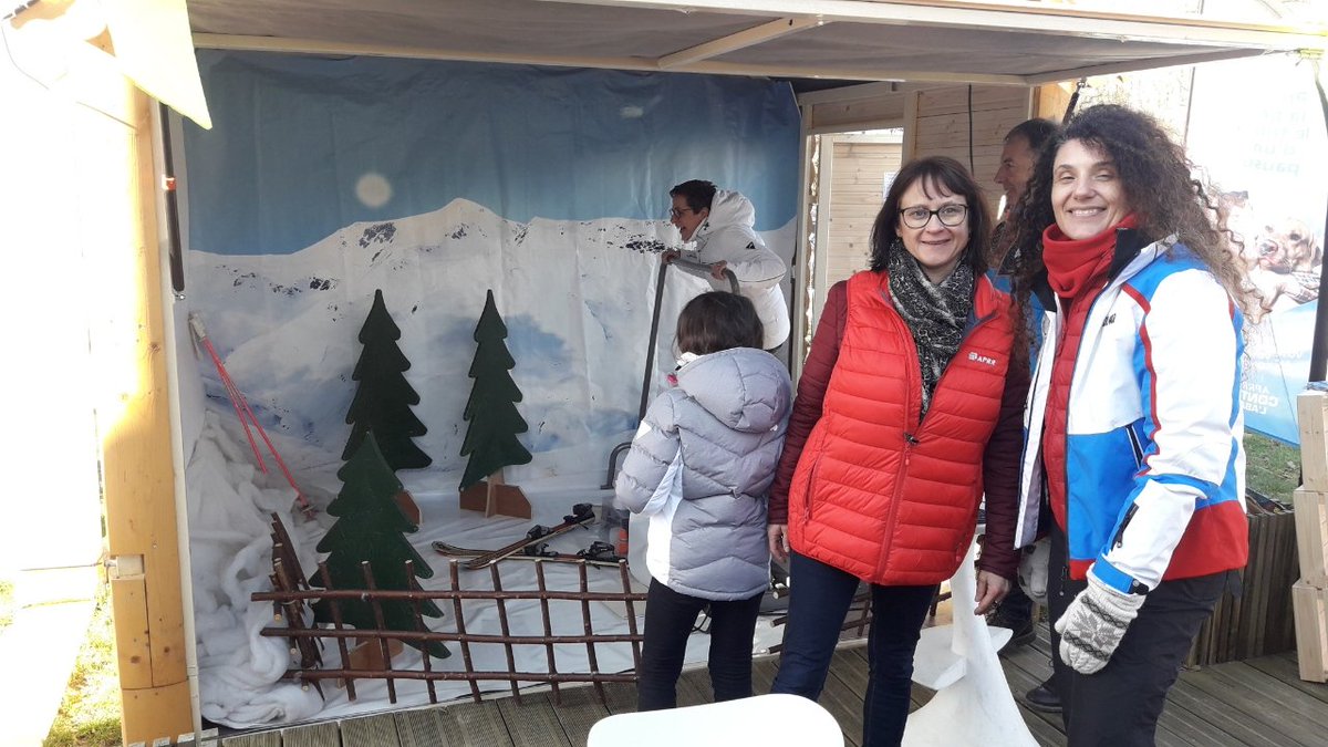 LassagneSandra's tweet photo. En direct du village Extraordin'aire de l'aire du Jura (A39). Pour vous mettre en piste venez vous entraîner sur le   simulateur de ski pour être prêt à dévaler les pistes dès votre arrivée  à la montagne ! Animation offerte par notre partenaire ENI. #APRR #Voyageaprr #ski https://t.co/0xsx5zbuKM