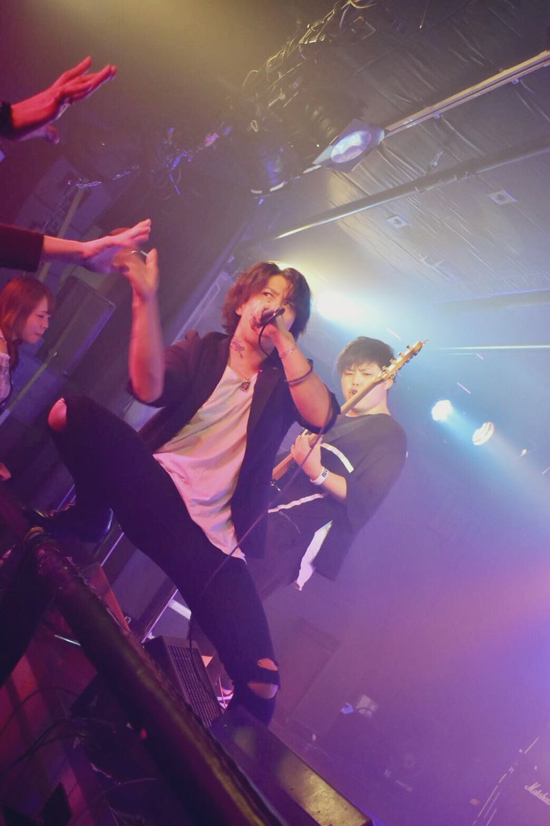 ChangingN's tweet image. 昨日の新宿ジルコありがとうございましたー‼️
すごく楽しいライブだったぞー🎤
次は9日（日曜）の柏616です‼️
その日もガンガン気合入れてやるつもりだから遊び来てねー🎶
久々愛猫ムタ君の写真と共に🐈🤳

写真は@nUnl_9 に撮ってもらいましたー