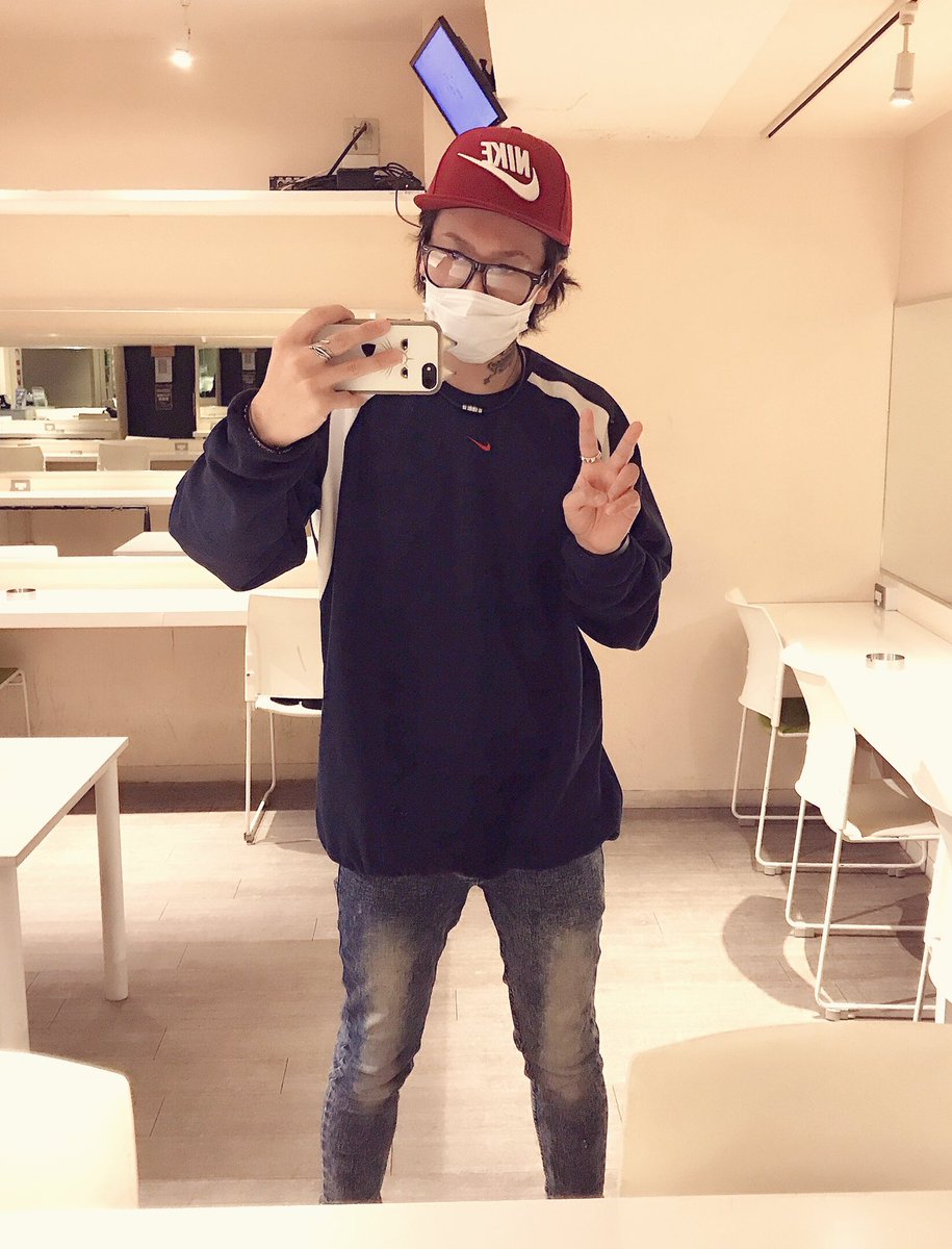 ChangingN's tweet image. 昨日の新宿ジルコありがとうございましたー‼️
すごく楽しいライブだったぞー🎤
次は9日（日曜）の柏616です‼️
その日もガンガン気合入れてやるつもりだから遊び来てねー🎶
久々愛猫ムタ君の写真と共に🐈🤳

写真は@nUnl_9 に撮ってもらいましたー