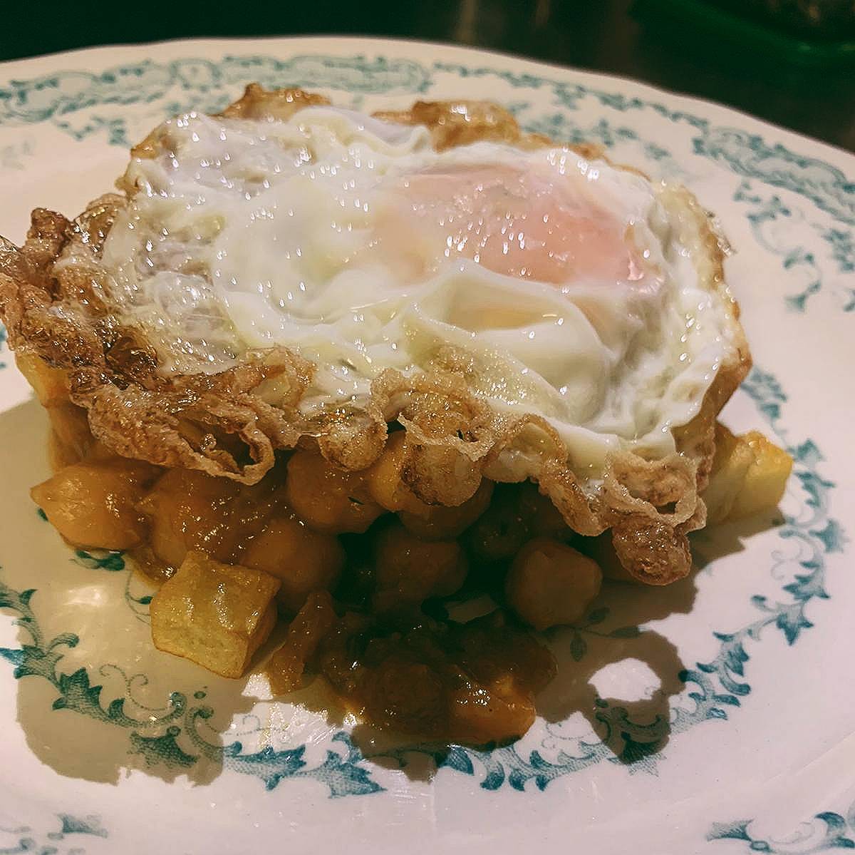 Juntando clásicos -a ver si esto os gusta: garbanzos, marinera, patatas y huevo fritos.
🐓 #pampinbar #escabechados #cociñadetempada #cociñadebarrio #laempanadadelpampin